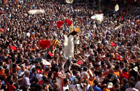 Miles de personas se reúnen en Valencia el día de la Virgen de los Desamparados