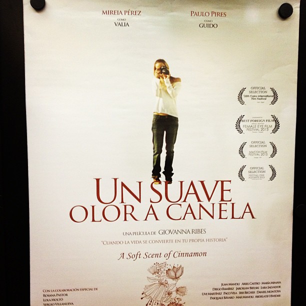 Buenos días, ya es jueves y queda menos para finde. Ayer fuí a ver esta peli al cinema Jove y me emocioné como hacia tiempo que no lo hacia, peliculón de la directora valenciana Giovanna Ribes. Además salgo de extra y fue un placer verme en pantalla grande. Enhorabuena a tod@s lo que la han hecho posible!!!!!