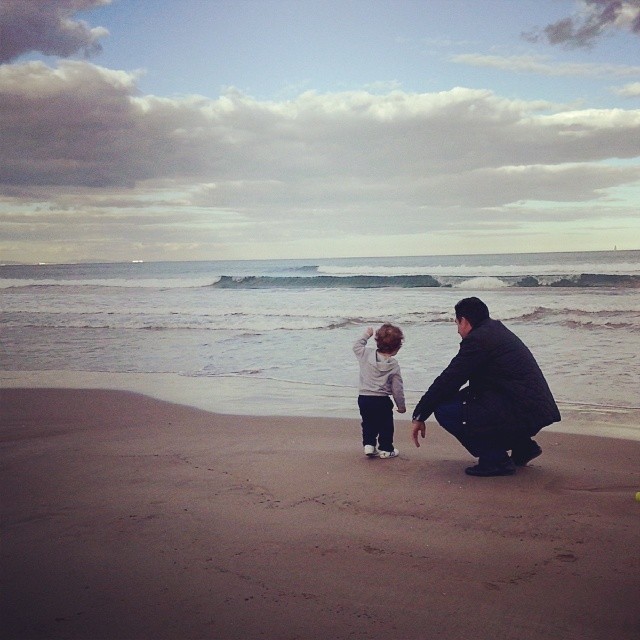 La via del mare segna false rotte, ingannevoli le tracce del passato, solo leggende perse nella notte perenne di chi un giorno mi ha cantato donandomi però un'eterna vita, racchiusi in versi, in ritmi, in una rima, dandomi ancora la gioia infinita di entrare in porti sconosciuti prima.