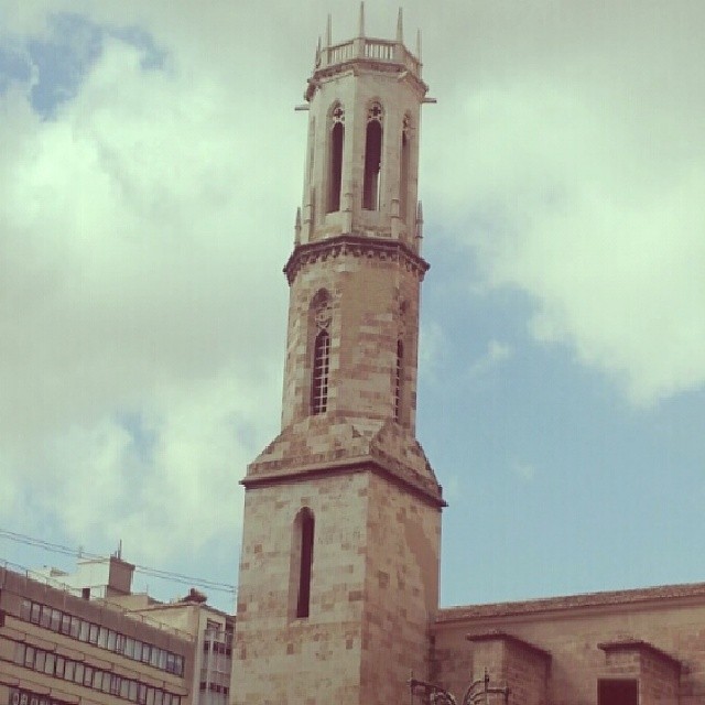Volver a Valencia con una sonrisa a pesar de la realidad #vueltaalarealidad #minogustar #lovevalencia #valenciagrafias #valenciagram #building #urban #buildings #beautiful #art #lookingup #street #perspective #cities #architecture #city #geometric #arts #architectureporn #pattern #archidaily #lines #instagood
