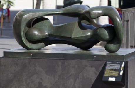 Henry Moore en la Plaza del Ayuntamiento de Valencia hasta el 7 de mayo