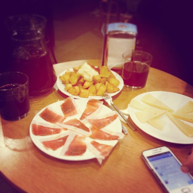 Tipica cena iberica #tapas #jamoniberico #queso #sangria #cena #patatasbravas #bar #baratisimo #lovevalencia #comidaespañola #vaidisangria #tio #instafood #foodporn #grezzaggine #click #serata #ingrasso #maiali #ciaodieta #vabbè #godiamocilavita