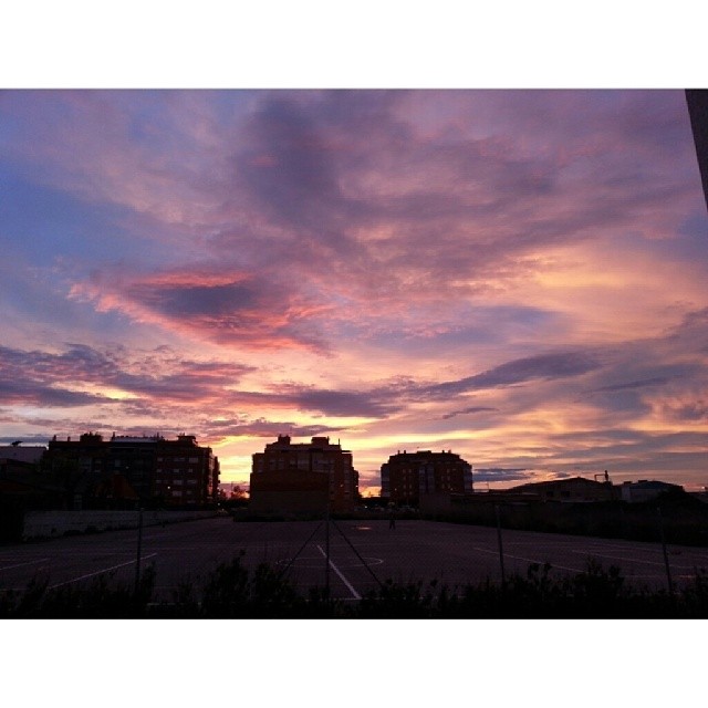 Atardecer. #atardecer #sol #beautiful #love #sun #sunset #clouds #puestadesol #sky #cielo #nature #spring #instadaily #sundown #nubes #love_nature #city #skylovers #instapic #comunitatvalenciana #silla #valenciaenamora #valenciagrafias
