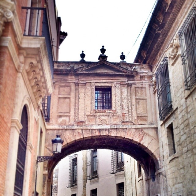 Caminar por el alambre #architecture #pieces #antique #history #culture #city #focus #perfectshot #street #perspective #turisbrand #worldwide_shot #fotomovil_es #ig_europe #ig_spain #ig_valencia #ig_worldclub #igsnapshots #igersvalencia #valenciagrafias #estaes_valencia #estaes_espania #loves_valencia #lovevalencia #valenciaenamora #10likes