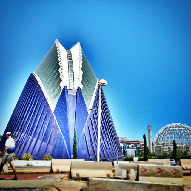 Ojos que no ven más allá #architecture #sky #skyline #city #modern #landscape #visitvalencia #turisbrand #golpedsuerte #fotomovil_es #worldwide_shot #ig_europe #ig_spain #ig_valencia #ig_worldclub #igersvalencia #estaes_valencia #estaes_espania #loves_valencia #lovevalencia #focus #igsnapshots #perfectshot #10likes