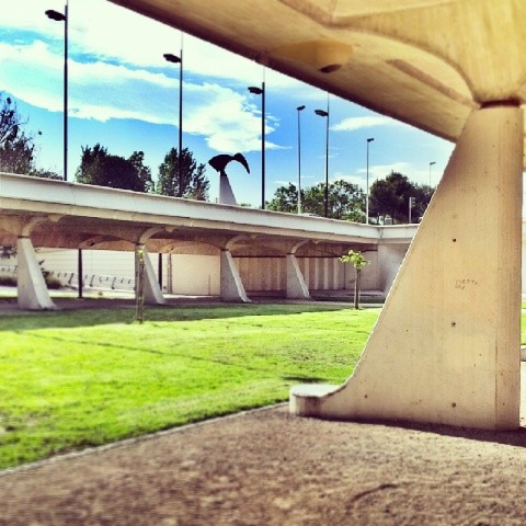 Rincones desde donde asomarse #skyline #sky #clouds #park #nature #city #grass #instalike #architecture #modern #instaplaces #visitvalencia #ig_europe #ig_valencia #igersvalencia #igersworldclub #focus #igsnapshots #perfectshot #ig_spain #estaes_valencia #estaes_espania #turisbrand #lovevalencia #golpedsuerte #worldwide_shot #10likes