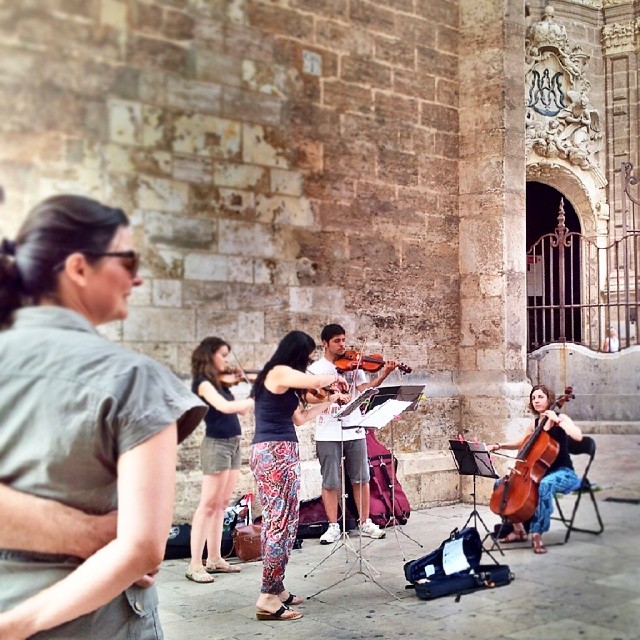 Porque no hay momento mejor para el amor al son de los violines y ante la majestuosidad del Barroco. Enamórate en Valencia #valenciaenamora #love #people #loves_valencia #lovevalencia #estaes_valencia #estaes_espania #ig_europe #ig_valencia #ig_spain #ig_worldclub #street #architecture #turisbrand #golpedsuerte #fotomovil_es #worldwide_shot #perfectshot #igersvalencia #10likes