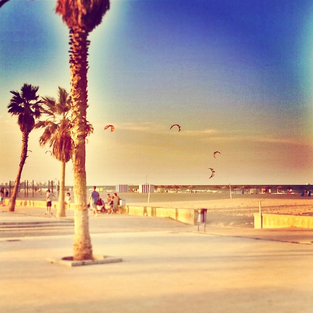 Surfeando el cielo #skysurf #skyline #sky #landscape #beach #colors #focus #contrast #nature #turisbrand #visitvalencia #fotomovil_es #worldwide_shot #golpedsuerte #estaes_valencia #estaes_espania #loves_valencia #lovevalencia #ig_europe #ig_valencia #ig_spain #ig_worldclub #igersvalencia #10likes #sunset #365puestasdesol
