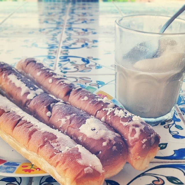 Merenda tipica del state a Valencia (Spagna). "Orxata y fartons" @colazioneitaliana #merendaitaliana #merenda #valencia #orxata #sweet #summer #instalike #instafood #food #drink #ig_valencia #loves_valencia #lovevalencia #ig_italia #igersvalencia #ig_spain #10likes