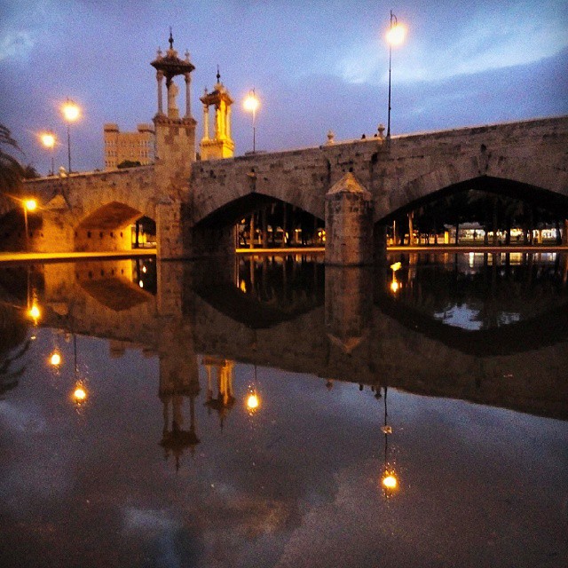 Reflejos del atardecer #valenciacity #valencia #valenciamola #valenciagram #lovevalencia #ig_europe #igersvalencia #igerscomunitat #ig_spain #water #city #urban #urbanscapes #like4like #spain #comunitatvalenciana #europe #medieval #twilight #light #bridge #???? #??? #???