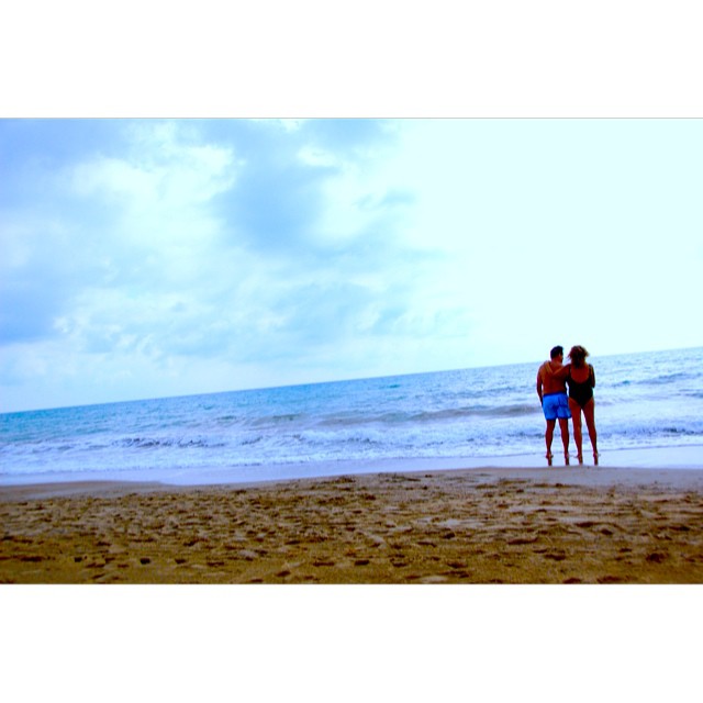 Todo ya es un recuerdo
de un tiempo pasado
de lo que en un punto fue y ha sido.
Porque aunque se guarden las imágenes
(viejas fotos descoloridas
archivos sonoros
películas de sabor añejo)
es un tiempo que se fue
es un tiempo ya muerto
es un tiempo que sólo
se puede aprender de los
recuerdos.#valenciagram#valenciaenamora#vacacionismo#valenciagrafias#valenciaterraimar#verano_igersspain