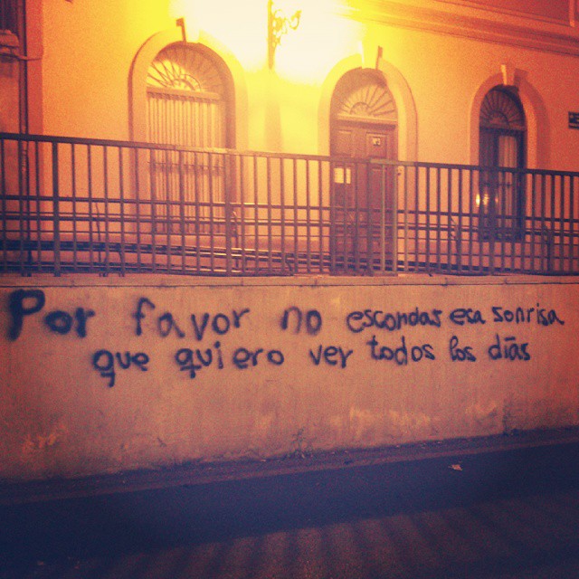 Valencia por la noche te sorprende así. #street #streetart #graffiti #instalove #instaart #urbanart #urban #art #arte #valenciastreet #valenciaenamora #valenciacity #lovevalencia #lovethis #amor #love #ilove #declaracion #promise #sonrisa #valenciagrafias #valenciagram