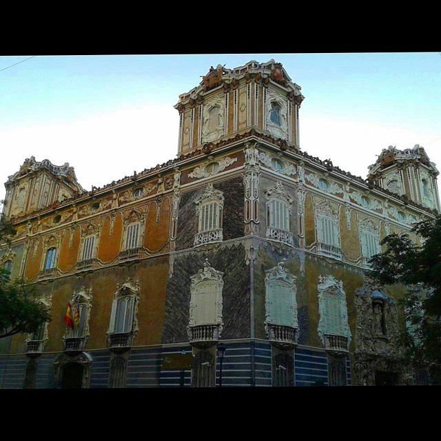 Es imposible pasar y no quedarse mirándola.... #marquesdedosaguas #Fachada
#valencia #loves_valencia #architectureporn #estaes_valencia #estaes_espania #ptk_architecture #arquitectura #architecture #architectureporn #valenciagram #valenciagrafias #movilgrafias #instantes_fotograficos #instalife_shot #ig_valencia #igersvalencia #theworld_thru_youreyes #wonderful_places #ig_global_life #loves_architecture #ig_global_life #splash_oftheworld #archilovers #splashsquare
