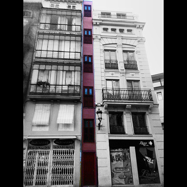 La casa más estrecha de España y entre las más estrechas del mundo.
Plaza Lope de Vega.
#Valencia #loves_valencia #architectureporn #estaes_valencia #estaes_espania #ptk_architecture #arquitectura #architecture #architectureporn #valenciagram #valenciagrafias #movilgrafias #instantes_fotograficos #instalife_shot #ig_valencia #igersvalencia #theworld_thru_youreyes #wonderful_places #ig_global_life #loves_architecture #archilovers #splashsquare #lookingup
