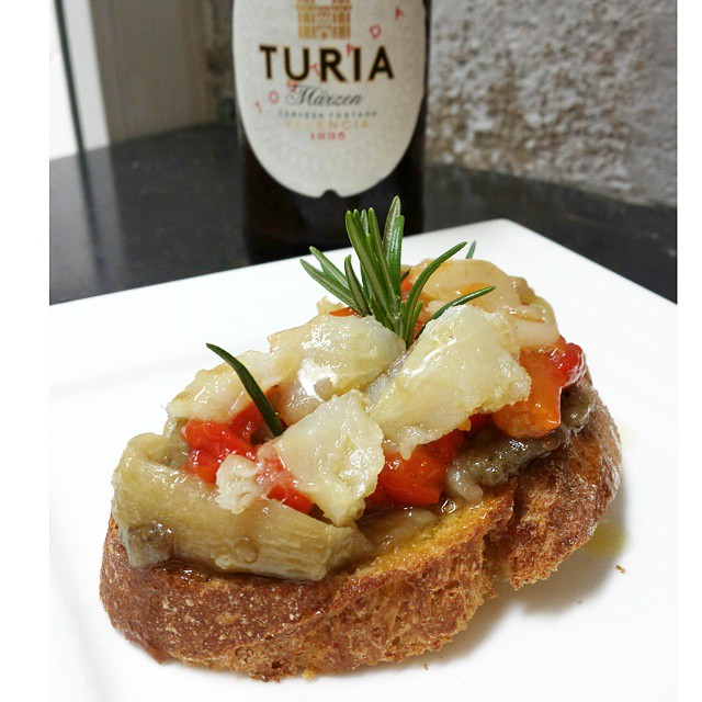 Esgarraet con una @cervezaturia y @gourmetvlc en @foodandfunvlc #foodandfun #gastroTuria #cocinarconamigosesmasdivertido #ArrocesMarinerosFoodAndFun #cursosdecocina #Valencia #lovevalencia #unaagendaconestilo #cocinar #recetas #cooking #friends #CookingCommunity #CocinaDeAutor