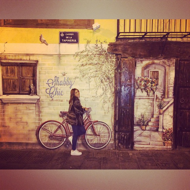 No puede gustarme más esta fachada pintada parece tan real!la bici está perfecta!!! ???????? #paintedwall#graffiti#valencia#barriodelcarmen#carrerdelatapineria#tapineria#bike#street#art#paintingartstreet#lovevalencia#enamoradodevalencia#bicipintada