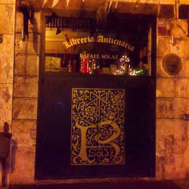 #valencia #valenciagram#ontdekvalencia #valenciaenamora#cities #estaes_universal#city #estaes_valencia #libreria #libros #antiguedades #centrohistorico#valencia15 #urban#anticuario#vintage#lovevalencia#libreriantigua