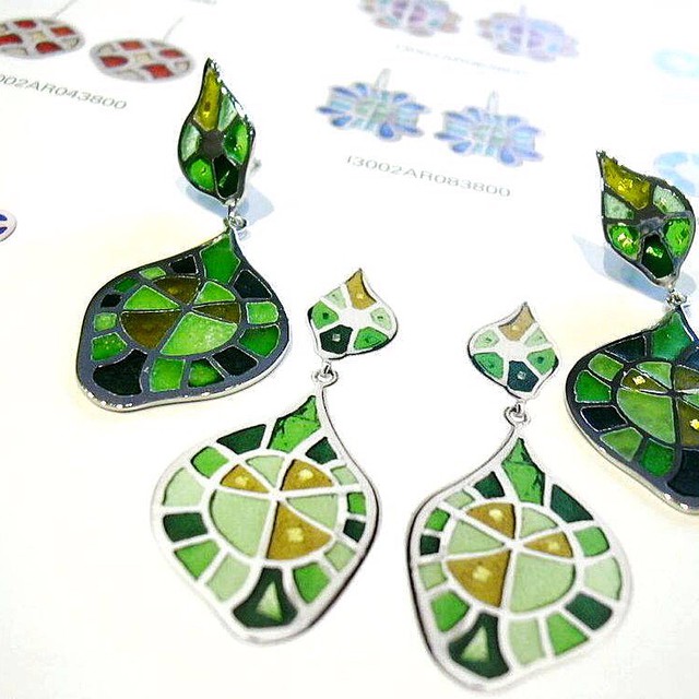 Del dibujo al metal...pendientes de plata de ley y esmaltes de Joid'art en @joyeriabiendicho - From design to metal...sterling silver earrings with enamels, by Joid'art ¡A juego con vuestras creaciones @floralqueria !#pendientes #plata #joyas #loveValencia #silver #earrings #esmalte #enamel