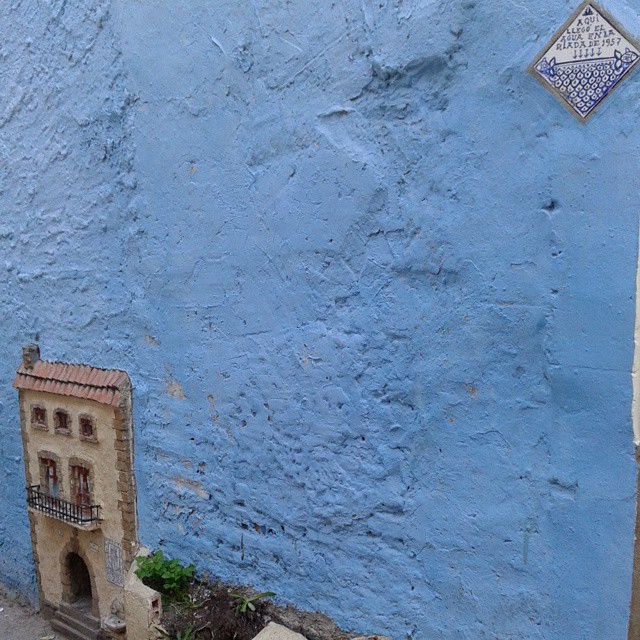 La fachada azul: cosas interesantes. A la derecha marca de hasta donde llegó la riada en el 57. A la derecha la gatera más bonita que he visto nunca... es lo ke hay!! #descubriendomiciudad con @artgask #lovevalencia #valenciamola