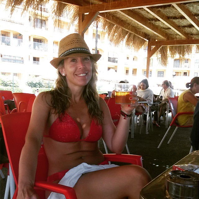 SUNDAY. Eso fantásticos Chiringuitos de playa. Empezando el veranito con un buena cerveza. #sunday #chiringuito#beachdays #beach#calzedonia#hym #suitblanco #red#cerveza#relax #fashionista #fashionable#beachstyle #mediterraneamente#meditterraneo #mediterraneanlife #ootd#liketkit #porsaplaya #lovevalencia #valenciaenamora #styleicon#instacute#me#enjoy#stylecool #fashionbeach#lookpizbuin #pizbuin