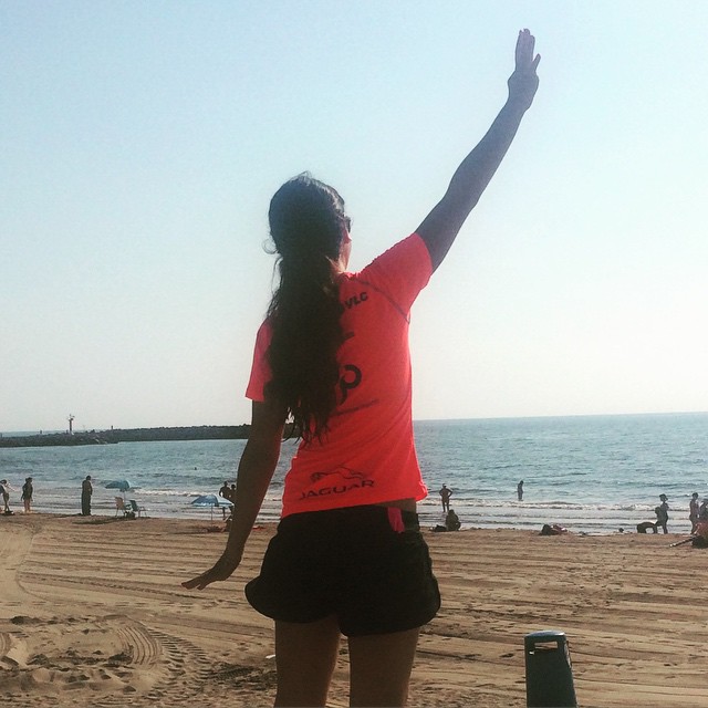 No sé que me sorprende mas... Si que Viky haya venido antes de la hora de quedada o que yo haya completado el entrenamiento de hoy! Ya son ganas de Maratòn! Y esta noche fiesashhhhta in Lolita's house! Ahora #sol y #playa FELIZ #preMaratòn2015 #running #sabado #lovelibertad #lovevalencia #??