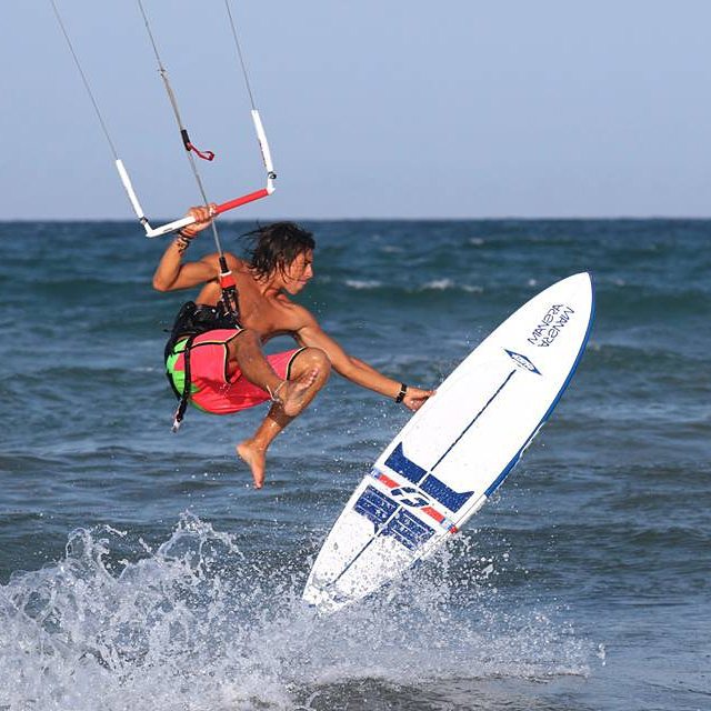 David no desperdicia ni un segundo, en cuanto puede se mete en el agua.
#kitepower #liveTheSea #kitevalencia #kiteschool #kite #kiteboarding #kitesurf #kitesurfing #lespalmeres #elperello #sueca #mareny #surfkite #mitu #fonekites #verano2015 #modoverano #playa #valencia #lovevalencia