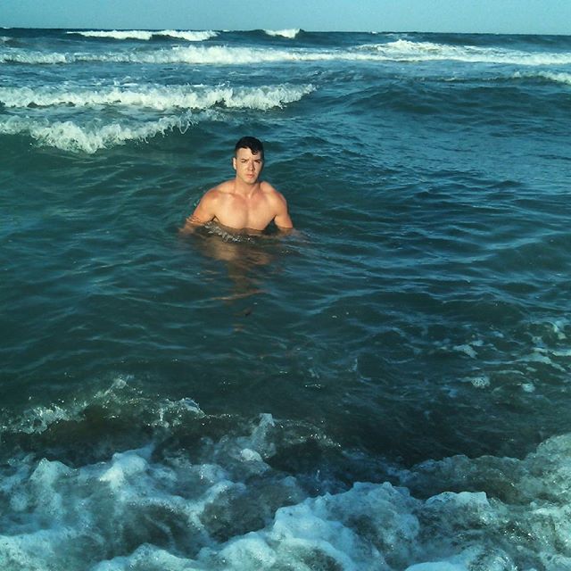 Bañito al atardecer ?? #sunset #sea #water #blue #azul #mar #mediterraneo #mediterraneansea #agua #baño #bath #olas #waves #sky #skyblue #atardecer #boy #instafitness #fitness #instafit #instagood #picoftheday #valencia #love #lovevalencia #españa #spain
