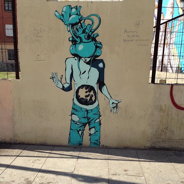 Valencia y su arte en la calle. #valencia #street #streetart #urban #urbanart #igers #iphone #igersvalencia @igersvalencia #instagram #instapic #instamoments #light #wall #wallstreet #graffiti #graffitiart #photo #photography #foto #fotografia #shadows #sombras #art #arte #lovevalencia #enfoque #encuadre #mural #muralart