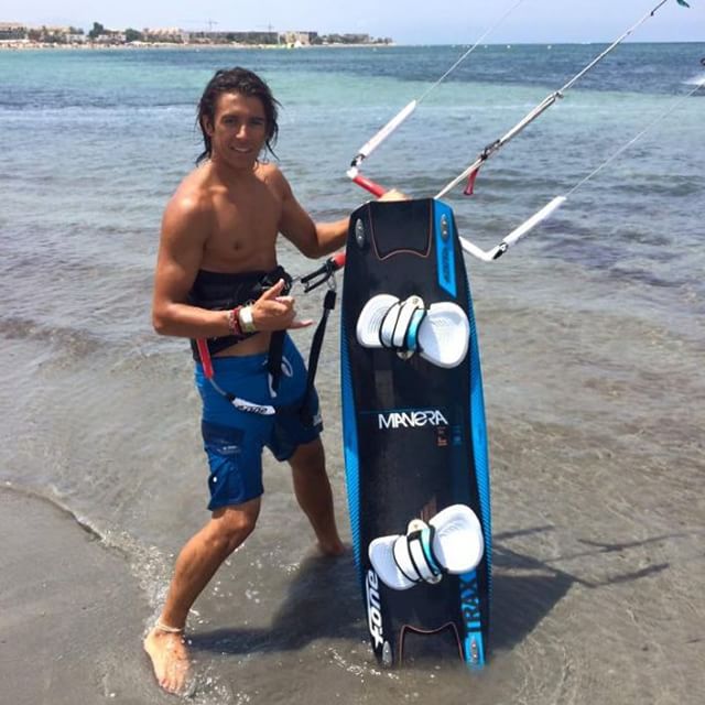Aquí tenemos a David luciendo el nuevo bañador de Kitepower.
Disponible en tienda.
#kitepower #liveTheSea #surfshopvalencia #kite #escolakitepower #elperello #lespalmeres #mareny #sueca #kitesurf #kitesurfing #kiteboarding #supvalencia #surfvalencia #lovevalencia #verano2015 #playa #bañador #moda #fashion #modabaño