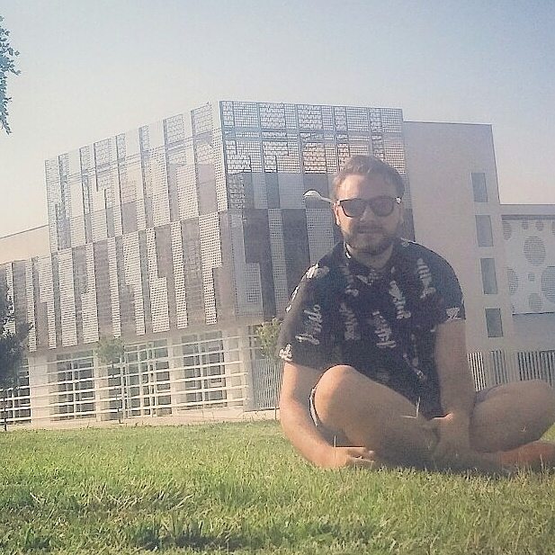 Ojalá la vida fuera como una canción, que puedes pararla, rebobinarla y sí te gusta puedes escucharla mil veces, repetir las mejores partes, aprenderte el estribillo de memoria o escoger la que más te gusta... pero sí hay una cosa en la que la vida se parece a una canción y es que tres minutos pueden cambiarlo todo para siempre, todo puede cambiar en pocos minutos o en unos pocos segundos y a partir de entonces nada vuelve a ser como antes...
#valencia #valenciaenamora#valenciagram #igersvalencia #valenciagrafias#ig_valencia #estaes_valencia #lovevalencia#estaes_de_todo #selfie #loves_selfie#ig_global_people #pocket_selfies #me #boy#boys #man #men #pose #face #friends #amigos#party #guy #guys #gay #gayvalencia #gayvlc