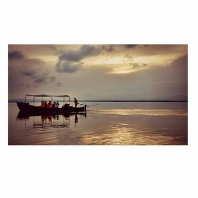 VALENCIA: HUERTA, COSTA BLANCA, HORCHATA, RUZAFA, EL CARMEN...
Me encanta Valencia. Quitando el calorro que hace en verano que se mezcla con la humedad, me encanta. Lo primero que hice cuando llegué es llevar a mis amigas M y V a ver la puesta de sol en la Albufera. Y vaya por dios… aparece un nubarrón y ni puesta ni leches. Pero aun así nos montamos en la barquita y tan ricamente, es bonito de todas forma. Fijo que hasta lloviendo es bonito de ver.Luego una buena cenita por Ruzafa conmis locos de la colina. Tanto el barrio de El Carmen como Ruzafa tienen un encanto especial. Se mezcla lo nuevo y lo bohemio, lo antiguo y lo moderno, lo desastroso y caótico con lo interesante. Hay miles de garitos moniiisimos, tiendecitas chulas, restaurantes con encanto, barecitos, puestos…hay mucha vida.
#blog #ttpxc #valencia #calas #caladenia #denia #costablanca #horchatayfartons #albufera #ruzafa #elcarmen #lovevalencia #calorro
Link en el perfil ;)