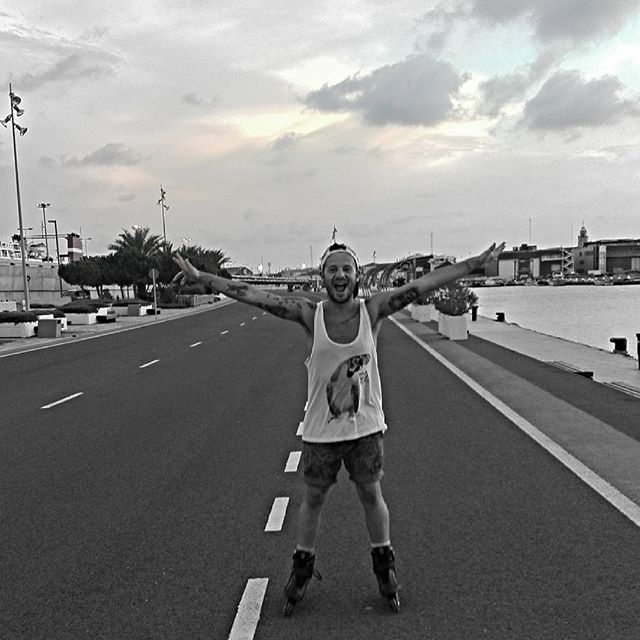 Tarde perfecta y de desconexión !!!! #lovevalencia#puerto#patines#relax#lovevlc#vlc#lokuras#beyonsue#likes#patines#boys#tatto#gay#instagay#run##felicidad#feliz#vacaciones #sports#sobreruedas#patinaje #patinando