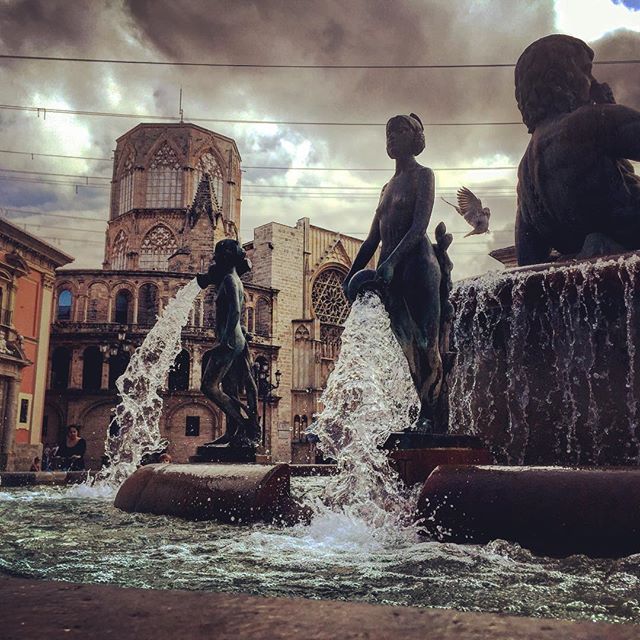 Una tarde cualquiera en un sitio especial..
Plaza de la virgen (#valencia )
#valenciaenamora #comunidadvalenciana 
#lovevalencia #catedral #gotico #basilica #fuente #spain #spainstagram #picoftheday #picture