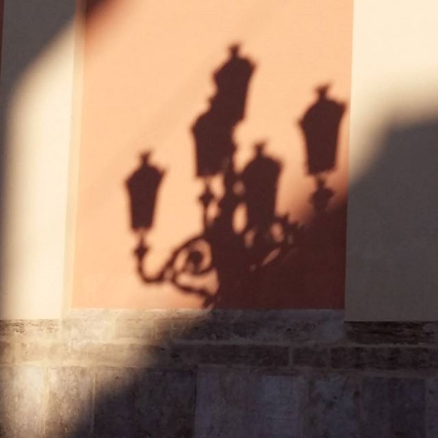 Lo que me gusta una farola! 
#natalyquetevi #farola #luz #sombras #valencia #plazadelavirgen #lovevalencia #urbanita #cosasdeciudad #paseando #sinfiltros
