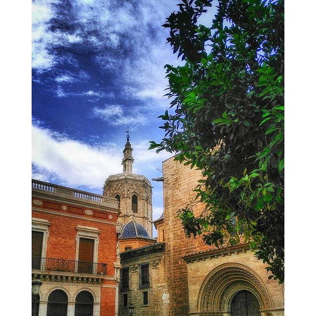 Miguelete, tower of the cathedral #valenciaenamora #valencia #valenciagram #valenciagrafias #comunitatvalenciana #turismovalencia #igersvalencia #ig_europe #igerscomunitat #ig_spain #spain #clouds #cloudstagram #cloudporn #estaes_valencia #cathedral #medieval #urbansky #oldcity #travel #loves_valencia #lovevalencia #match_valencia