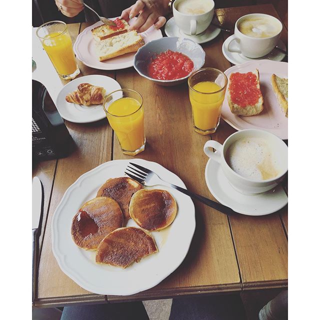 Desayunos domingueros!??? en buena compañía?? @aigonfe @grandetonino como te molan los tsunamis! #lepetitbrioche #breakfast #lovevalencia #asisi #valencia