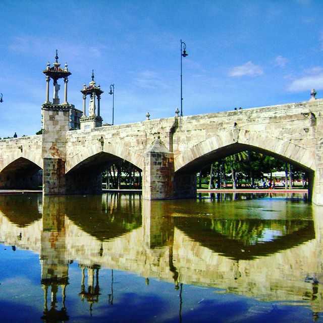 Buenos días desde Valencia, el Puente del Real, uno de los más bonitos de la ciudad #buenosdías #12deoctubre #Valencia #nesthostels #purplenesthostel #bookwithus #valenciaenamora #igersvalencia #rednesthostel #reservaconnosotros #diadelahispanidad #puentedelreal #felizlunes #estaes_valencia #lovevalencia #valenciagram #hostelinvalencia #accommodation #traveldestinations #destinosdeviajes #mediterraneo #wanderlust #travel #megustavalencia