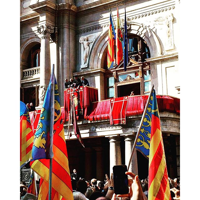 Baixa de la Reial Senyera, orgullós de ser Valencià. Feliç dia a tots els valencians, feliç dia de Sant Donís dia dels enamorats valencians
* Bajada de la Real Senyera, orgulloso de ser Valenciano. Feliz dia a todos los valencianos, feliz dia de San Donís, dia de los enamorados valencianos.
#tagsforlikes#instalike#insta_world_life_#estaes_valencia#total_valencia#total_cvalenciana#loves_valencia#igersvalencia#igers9octubre#valenciaenamora#match_valencia#ok_valencia#valenciatoday#valenciaviva#estaes_españa#ok_españa#loves_españa#lovevalencia#igerscomunitat
