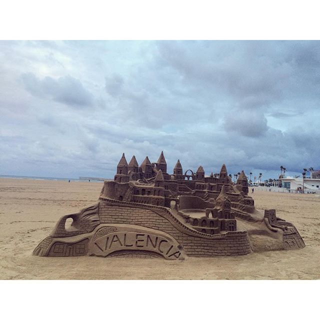 #Sandcastle #Valencia #beach ? #25102015
#art #sunset #gününkaresi #photooftheday #buenasnoches #iyigeceler #goodnight #citytrip #dreaming #Goodmorning #günayd?n #buenosdias #keepcalm #lovevalencia #wanderlust #travelbug #amazingview #waves #clouds #sky