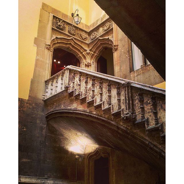 No, no es la escalinata del Romeo y Julieta jejeje es el Palau de la Generalitat
#tagsforlikes#instalike#insta_world_life_#ok_valencia#estaes_valencia#match_valencia#loves_valencia#loves_españa#instalife_shot#total_valencia#total_cvalenciana#valenciagram#valenciatoday#lovevalencia#palau#valencia#valenciamola#picoftheday#medieval#ok_spain_old
