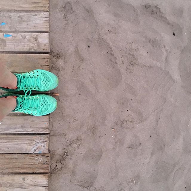 Chequeando que el mar sigue en su sitio y poniéndonos al día los dos ? En un rato, un poco de pólvora también #lovevalencia #sinfiltro #zoomodyssey #nofilter @mediomaratonvalencia #VSCOcam #nikeplus #run #playa #beach