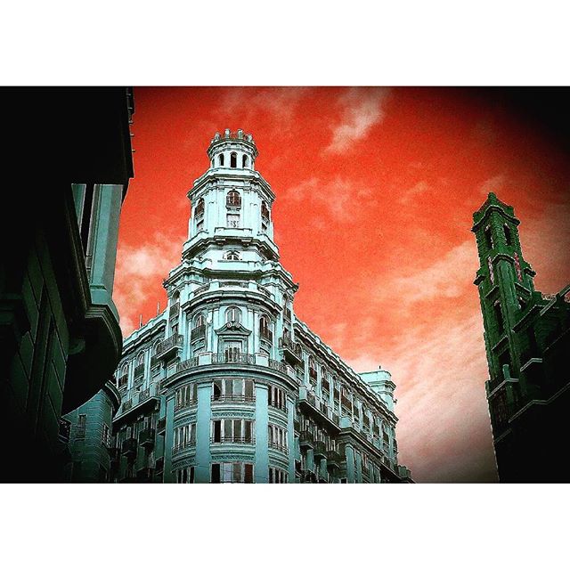 Tarde en rosso | #plazadelayuntamiento #valencia #modernismo #lovevalencia