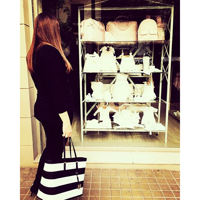 Missss Valencia? #pic #picofpic #picoftheday #goodday #goodafternoon #instapic #me #picofme #valenciaspic #shopping #lovevalencia #lovevalenciacity #cool #instacool #oot #mood #october #autumn #fashion #fashionstyle #look #outfit #looktotalblack #cloths #loveblackclothes #likes #likemypic #latergram #follow #tagsforlike