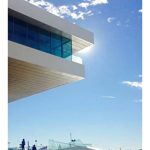 #angolo #azul #cielo #sky #sospesonellaria #design #architettura #velesyvents #valencia #marinareal #lovevalencia #lunch #noi #amigos #photo #photogrid #happiniess ????