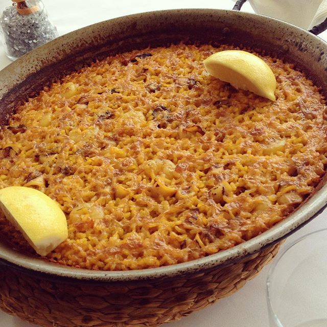 - por fin...PAELLA!-
#paella#valencia#food#lovefood#lovevalencia#paellademariscos#mariscos#superbuena#delicious#paellaparados#playa#octubre#sol#lasarenas ???