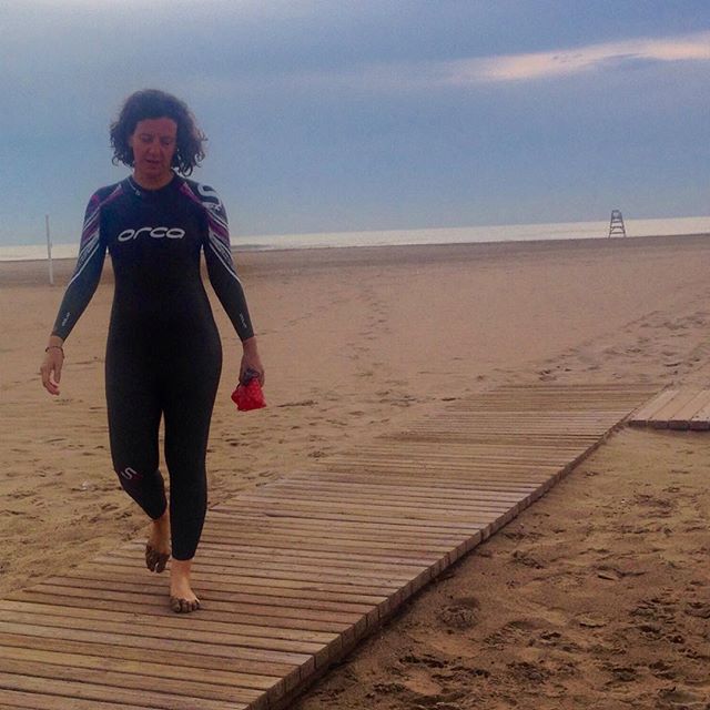 Morning swim. No one. Sólo padres que te acompañan para ver amanecer y vigilarte mientras nadas. Sin nadie más en el mar. Otoño es bien. Sin filtro. #lovevalencia #amanecer #sunrise #swim #openwater #triathlon #training #wetsuit #orca #trilife #nofilter #sinfiltro #playa #beach #valenfornia #neopreno #swimbikerun #VSCOcam #orca_triathlon #TheTriHood