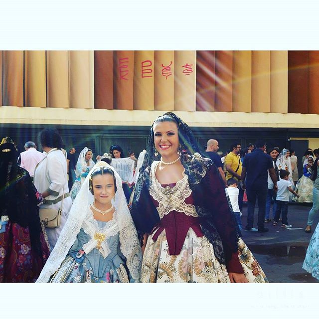 Y no hay nada como un " 9 d'octubre a Russafa". Las dos representantes de#fallatomasos preparadas para su acto, en el mismo sitio que estuvo el "Rei Jaume I" ?@roritox #noudoctubre #russafa #fallas2016 #Fallasvalencia #lovevalencia #valència #tradiciónvalenciana #mibarrio #miniñafalleramayorya