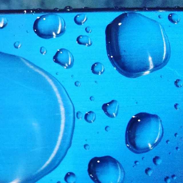 #valencia #Vlc #lovevalencia #lluvia #gotas #agua #luz #azul #sinfiltros #acero #rain #water #blue #notfilter
En cada gota un mundo, en la lluvia un universo 
The world in a drop, in the rain  a universe