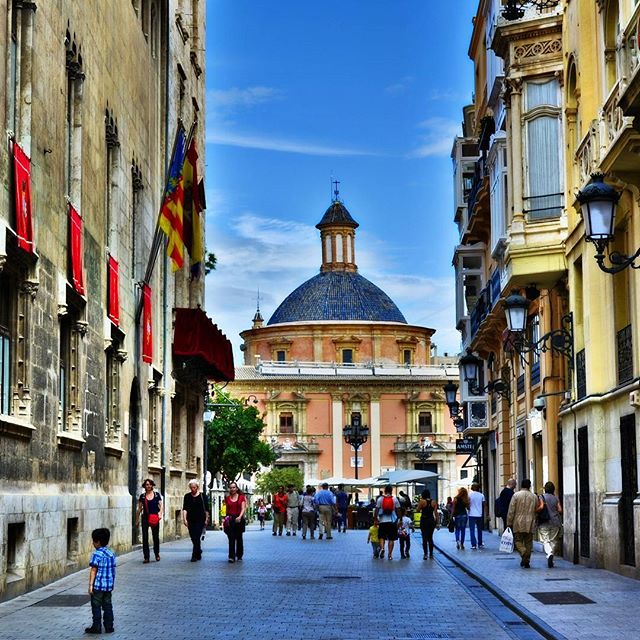 Basílica de Nuestra Señora de los Desamparados, Valencia 
#basilica #loves_valencia #loves_spain #love #valencia #valenciamola #lovevalencia #spain #centrehistoric #match_valencia #instantes_fotograficos #cupula #street #nikon #nikond7100 #d7100