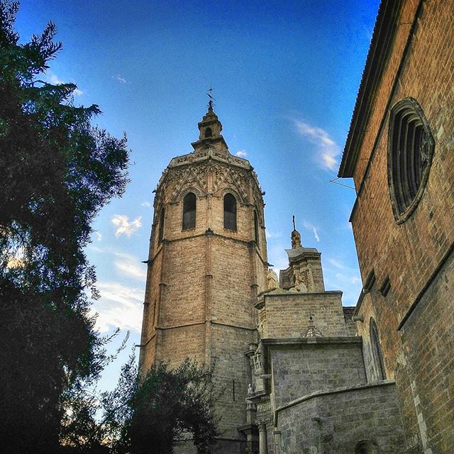 Ayer aún aguantó el buen tiempo #valencia #comunitatvalenciana #spain #turismovalencia #valenciaenamora #valenciagram #valenciagrafias #match_valencia #loves_valencia #lovevalencia #estaes_valencia #ig_europe #igersvalencia #ig_spain #cathedral #medieval #miguelete #bluesky #cloudstagram #clouds #urban #urbanlandscape